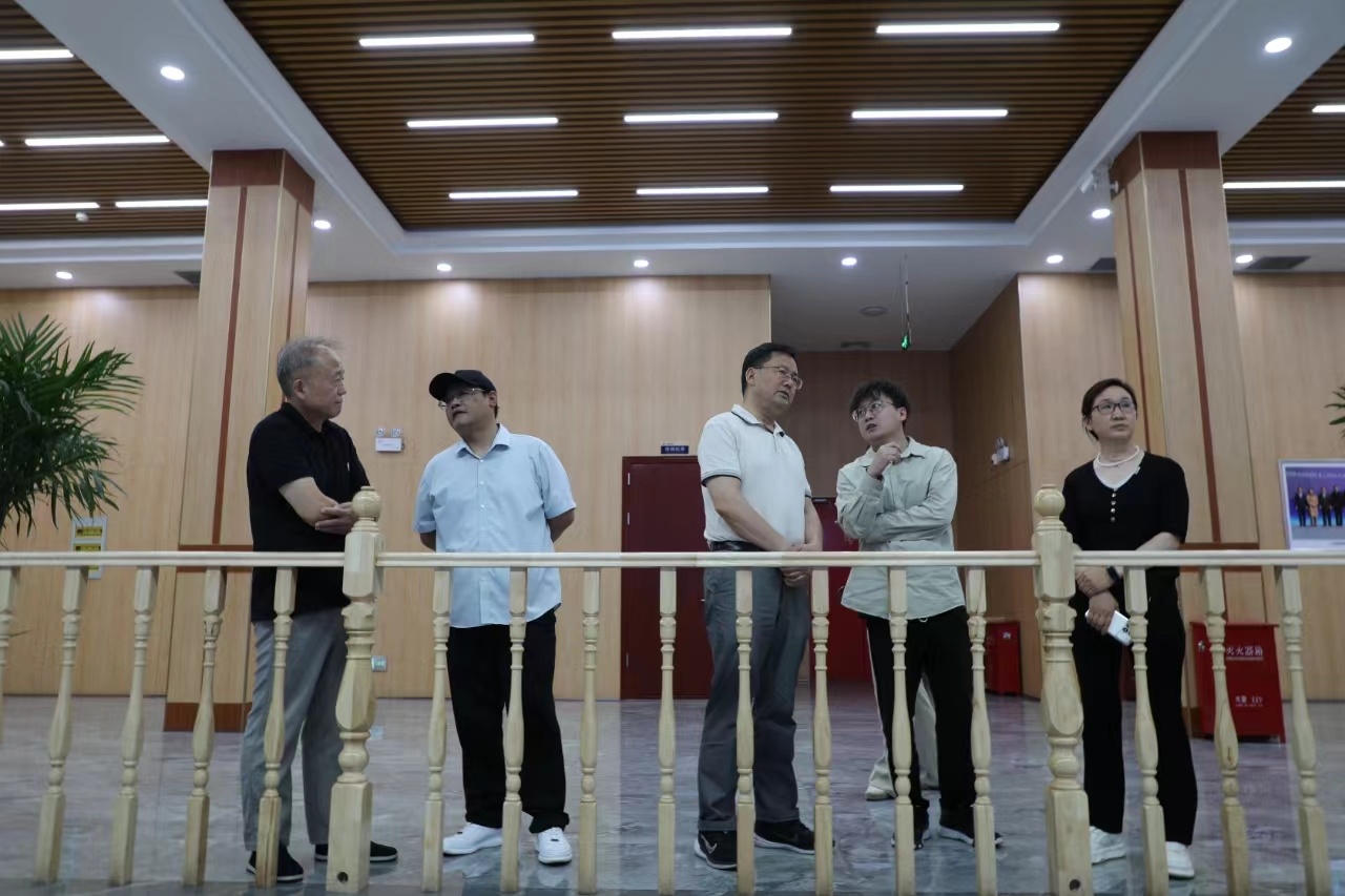 工信部產(chǎn)業(yè)政策與法規(guī)司原巡視員、先進制造商學院總裁四班班主任辛仁周一行到順成集團走訪